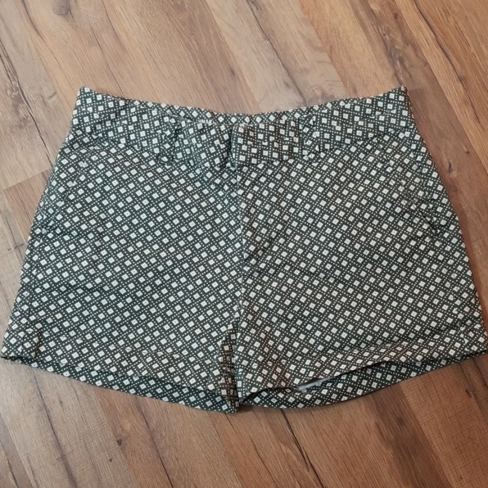 GAP dark green patterned shorts. Size 2.